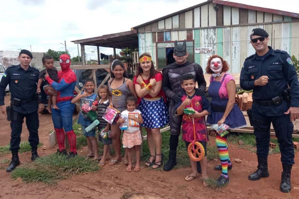 Polícia militar entrega centenas de brinquedos para crianças em Vilhena