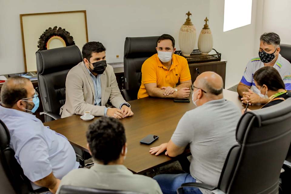 Lideranças do município de Chupinguaia recebidas na presidência da Assembleia Legislativa