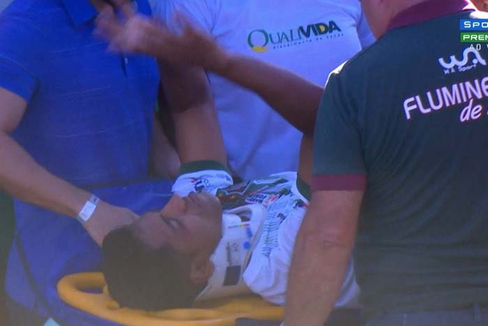 Após dividida de cabeça, jogador desmaia em campo 