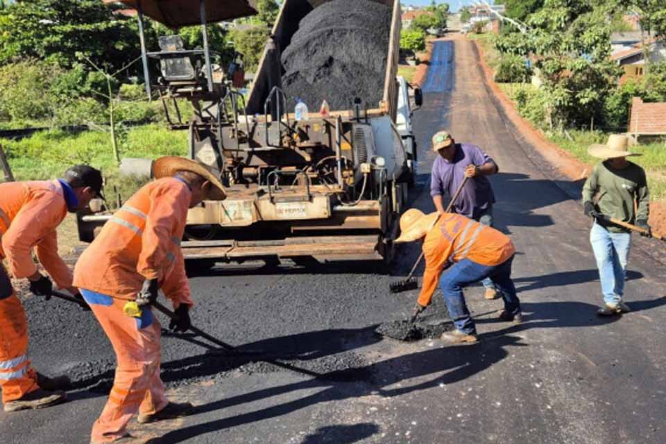 Governo asfalta mais de 2 km de ruas e impulsiona o desenvolvimento em Santa Luzia do Oeste