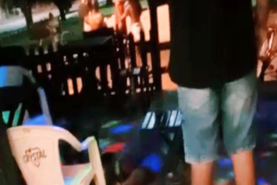 Homem é executado a tiros em tabacaria no centro de Candeias do Jamari