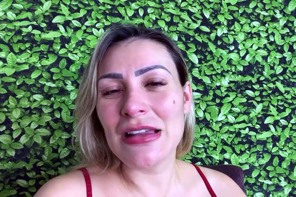   Andressa Urach chora ao falar de transtorno de personalidade: 'Quase me levou à loucura'