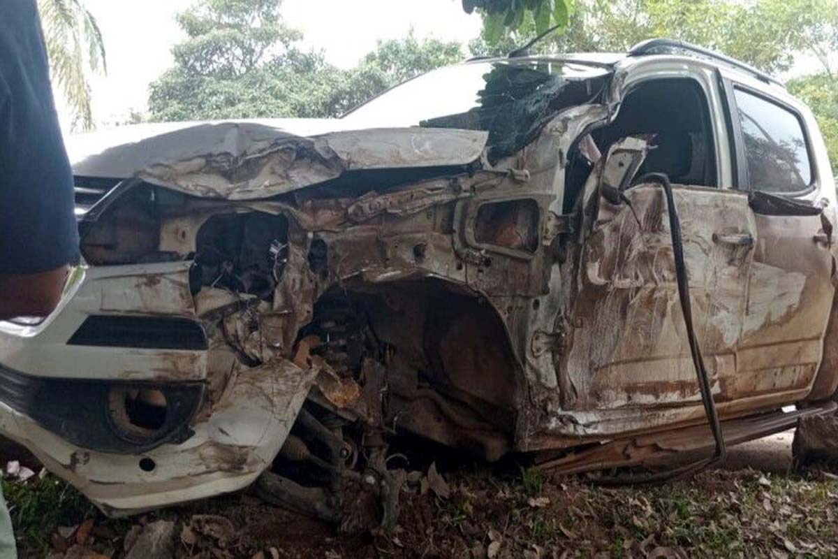 Condutor tenta ultrapassagem proibida e provoca colisão com carreta na BR-364