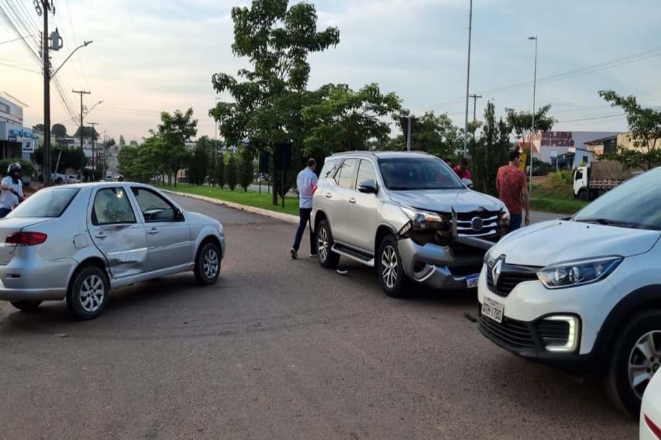 SW4 avança preferencial e atinge Siena na perimetral da BR 364