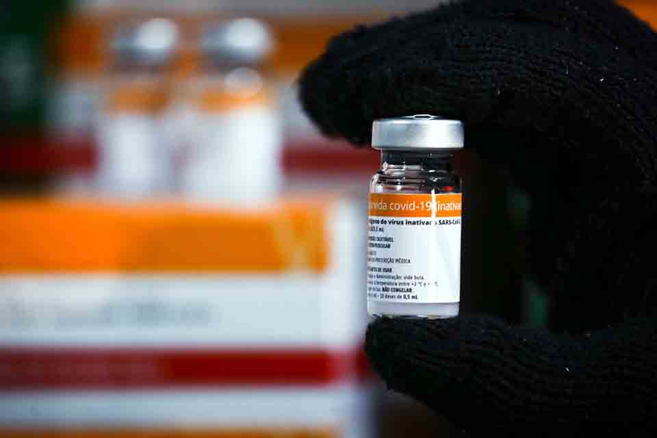 CoronaVac mantém proteção após seis meses da segunda dose