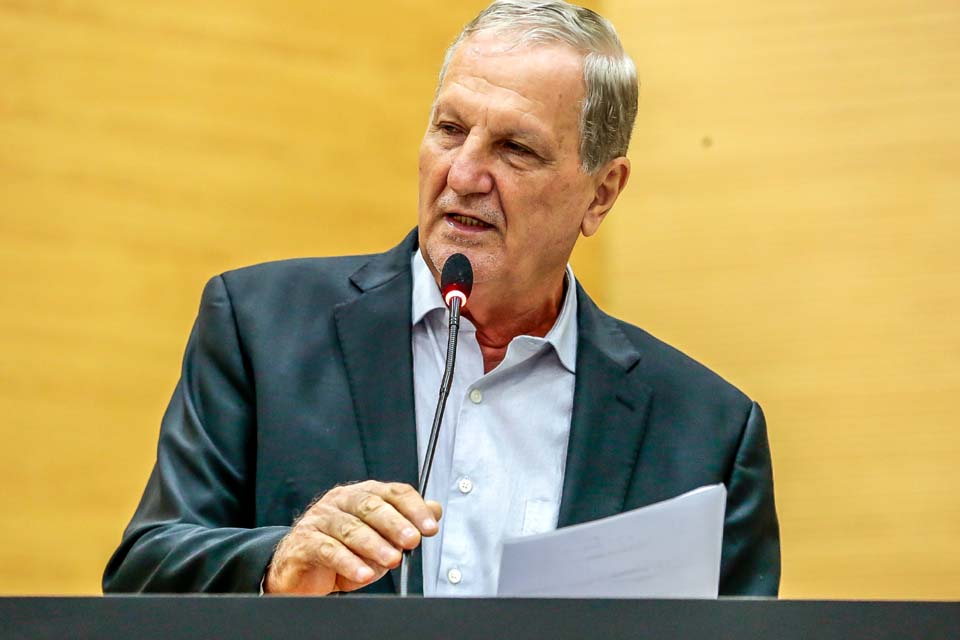 Follador presta homenagem à Emater e servidores pelos 50 anos de trabalho