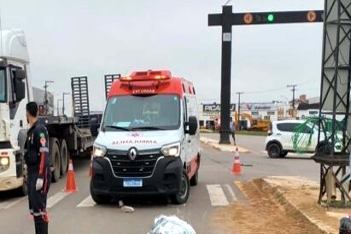 Mulher em moto morre após ser arrastada por caminhão na BR-364 