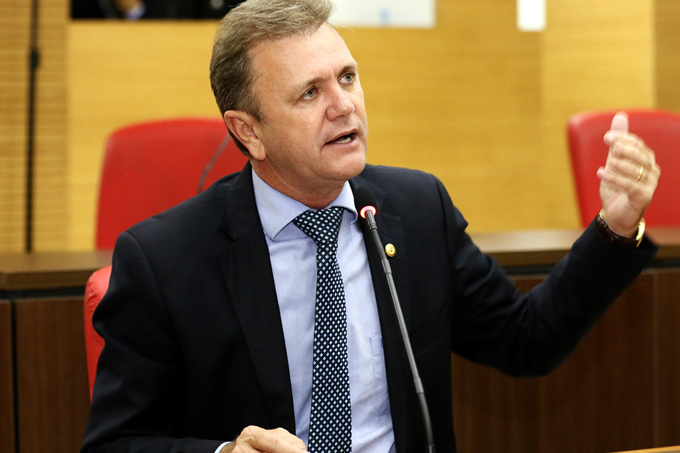 Chupinguaia recebe duas ambulâncias adquiridas através de emenda parlamentar de Luizinho Goebel 