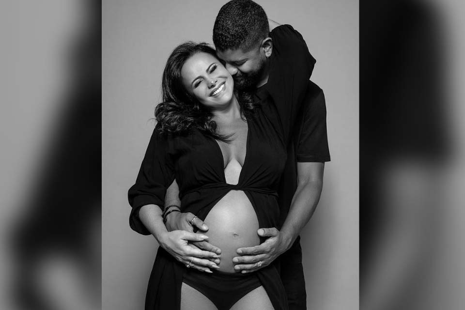 Viviane Araújo posa com marido em ensaio de gestante: 'Tá chegando'