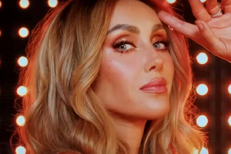 Anahí cumpre promessa feita há 17 anos e leva fãs à loucura: 'Não acredito que ela fez isso'