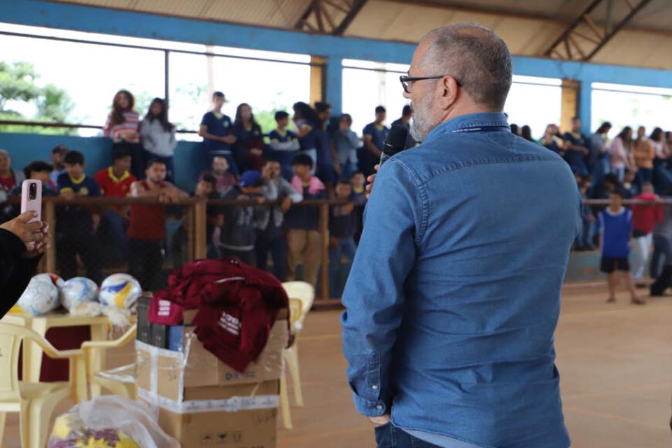 Materiais esportivos são entregues à comunidade do distrito Nova Samuel, em Candeias do Jamari