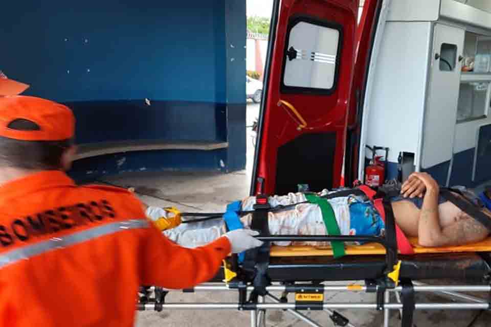 Assaltante leva tiro no peito durante roubo e comparsa é preso com armas