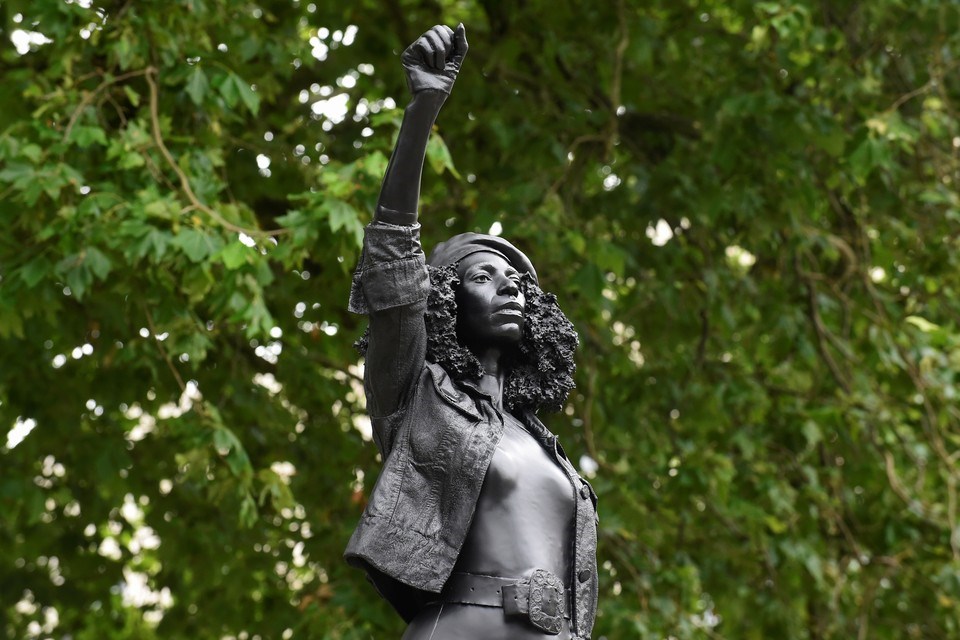 Estátua de escravocrata é substituída por uma de manifestante negra no Reino Unido