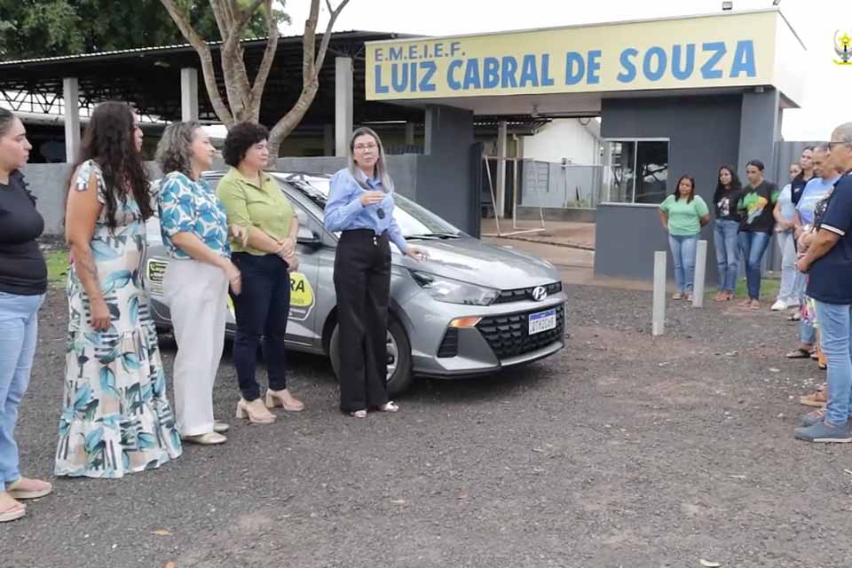 Prefeitura realiza entrega de  de um veículo 0km para a Escola Luiz Cabral de Souza