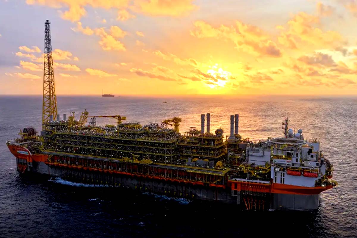 Navio-plataforma da Petrobras atinge produção máxima no pré-sal