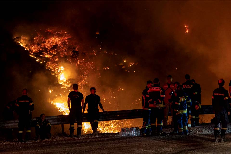 Grécia continua a combater o maior incêndio jamais registado na União Europeia 