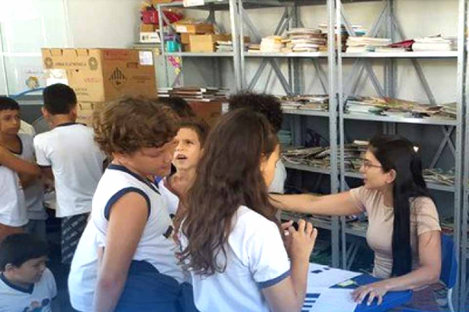 Estudantes de Cacoal participam de eleição comunitária com urnas eletrônicas