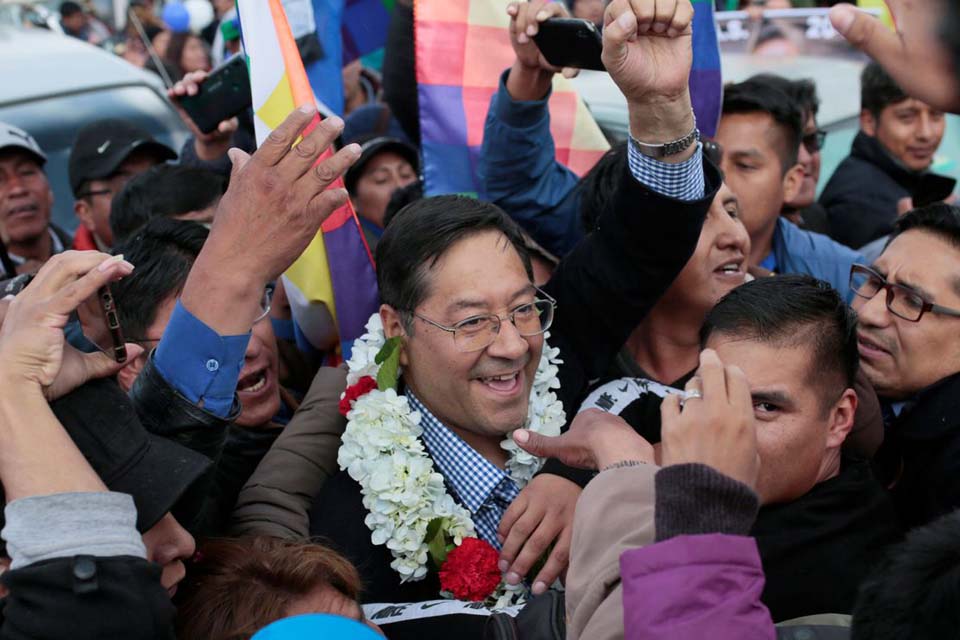 Candidato à Presidência da Bolívia é intimado ao desembarcar no país