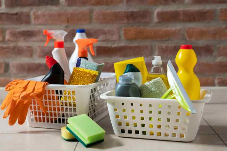 Treinamento e uso correto de produtos de limpeza nas empresas