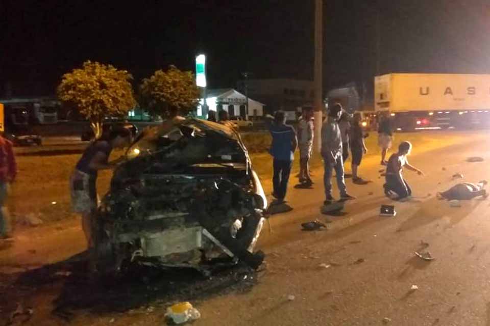 Motorista fica em estado grave após atingir manilha e voar pelo para-brisa