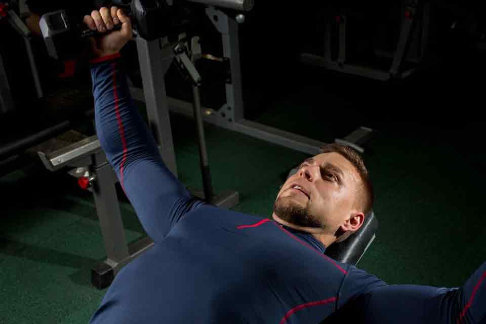 Dor no ombro ao fazer supino inclinado: causas comuns