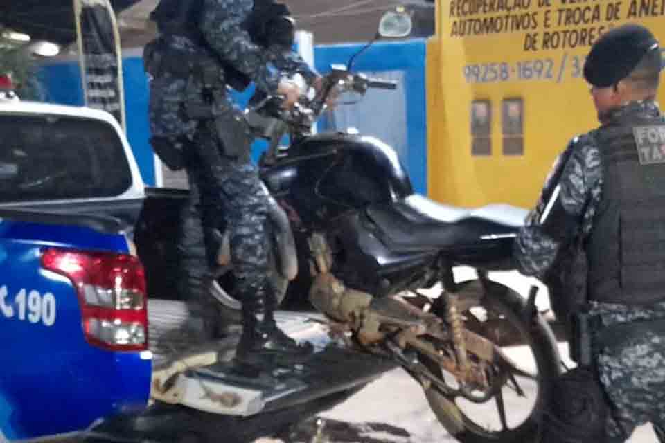 Homem é preso com moto roubada na zona leste 