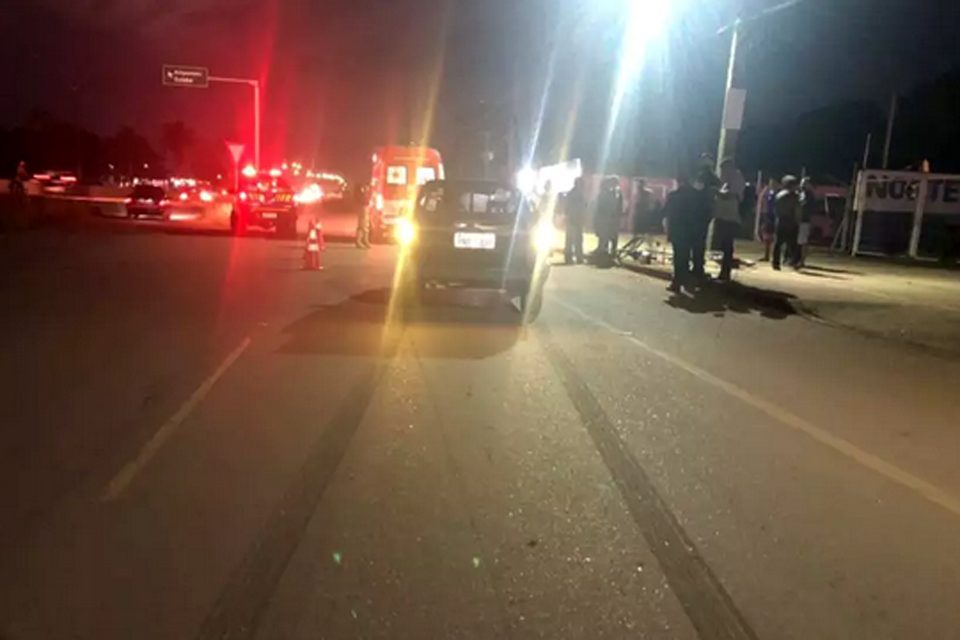 Ciclista é arrastada por quase 30 metros após colisão com carro 