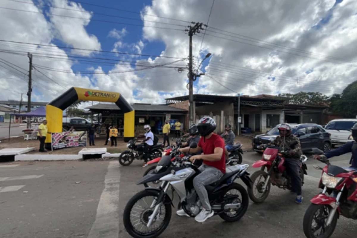 Servidores levam mensagem de amor e segurança no trânsito a condutores em ação alusiva ao Dia dos Namorados