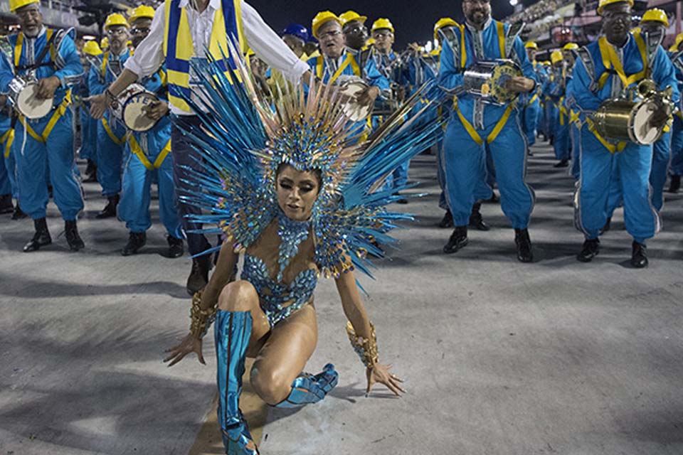 VÍDEO - Cantora Lexa leva tombo durante o desfile da Unidos da Tijuca