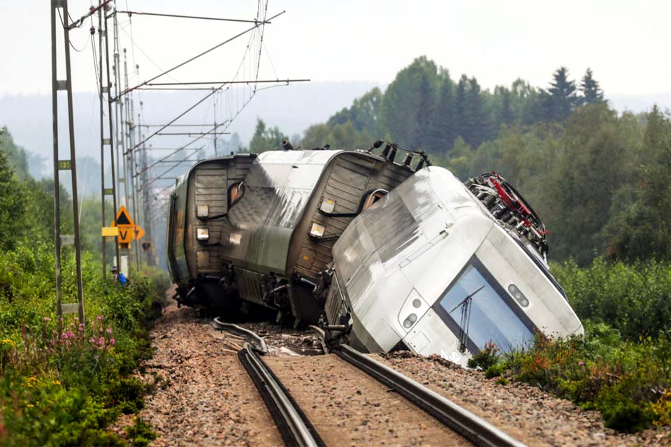 Suécia: Mau tempo no norte da Europa causa descarrilamento de trem