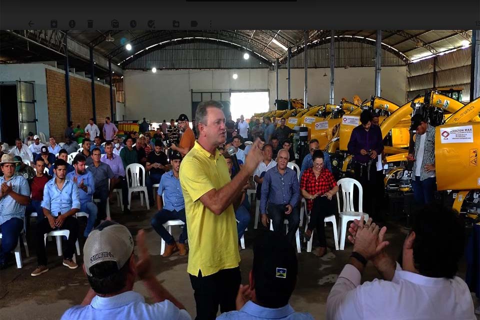 Em Ji-Paraná, Luizinho Goebel participa da entrega de equipamentos agrícolas e tratores que vão beneficiar municípios