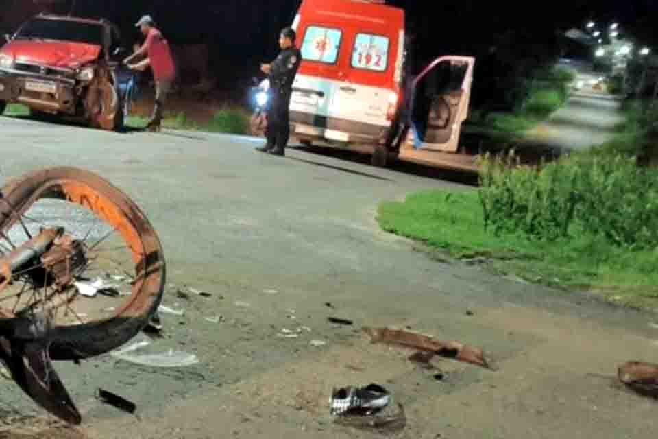 Motociclista é arremessado a vários metros após colisão frontal com carro
