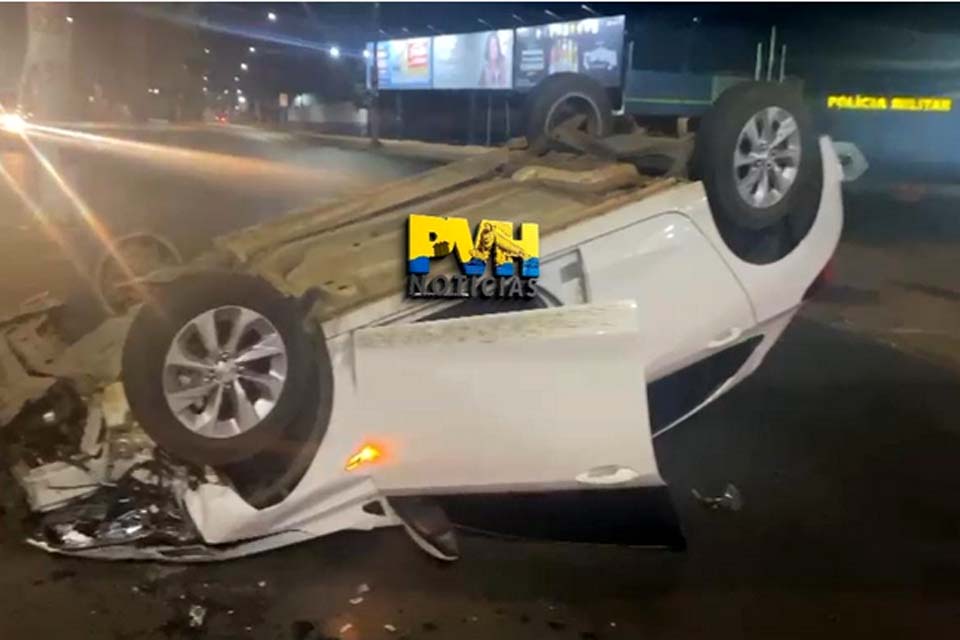 Motorista é preso após capotar carro na frente de batalhão da PM 