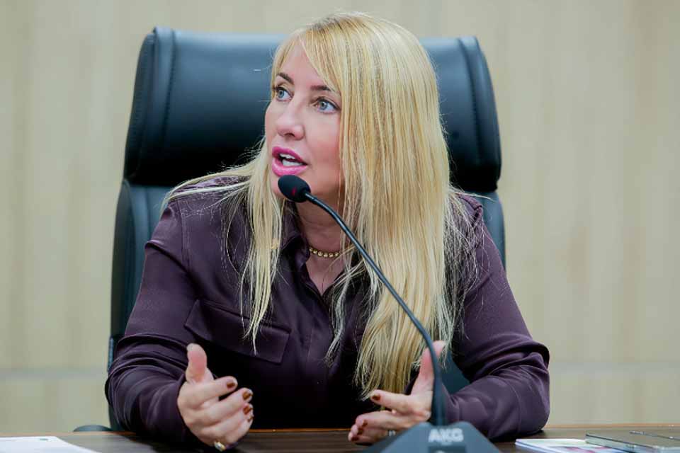 Ieda Chaves sugere que Seduc afixe cartazes com canais para denúncias de abuso sexual infantojuvenil