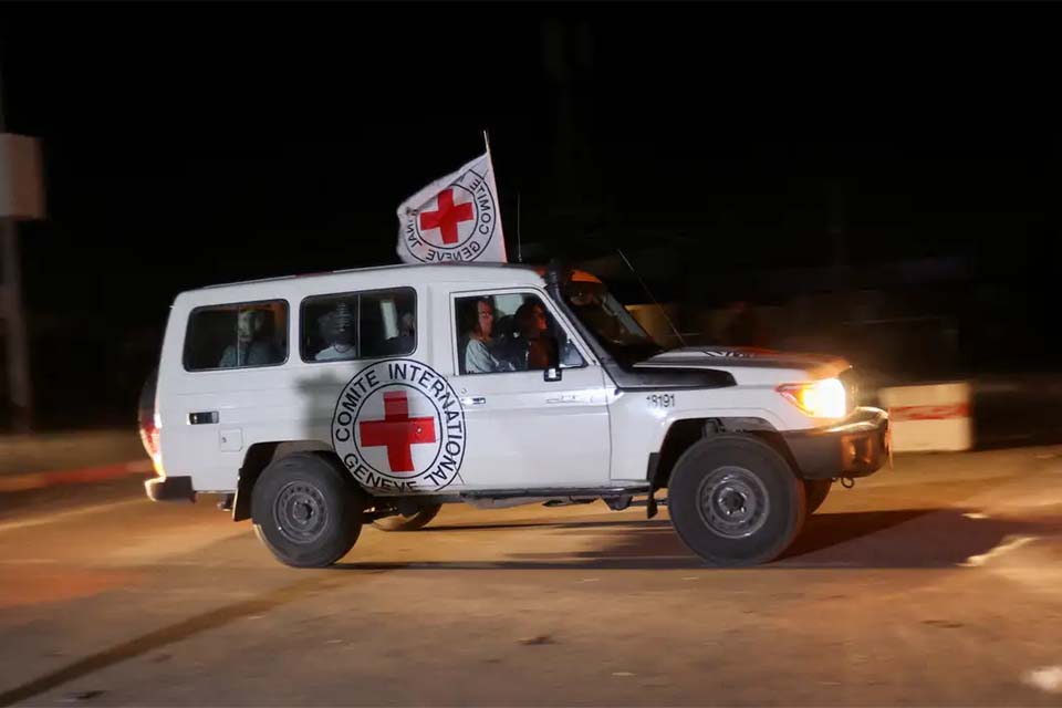 Cruz Vermelha faz operação para transferir reféns de Gaza para locais seguros 