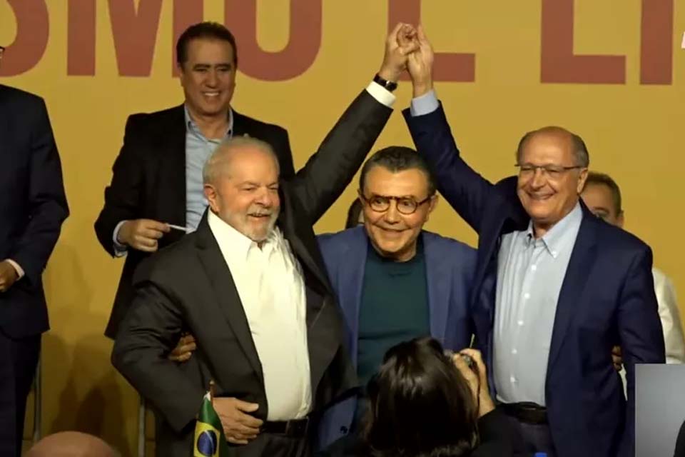 Em ato com Lula, PSB oficializa apoio ao petista e Alckmin como candidato a vice-presidente
