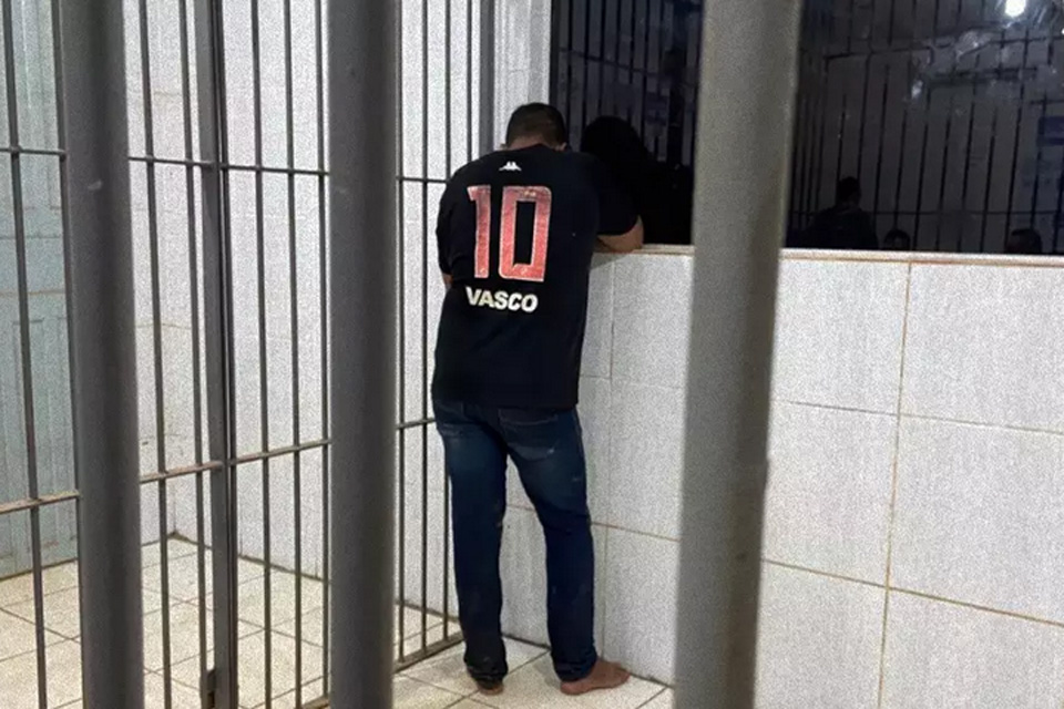 Suspeito armado é preso após roubar moto na zona leste de Porto Velho