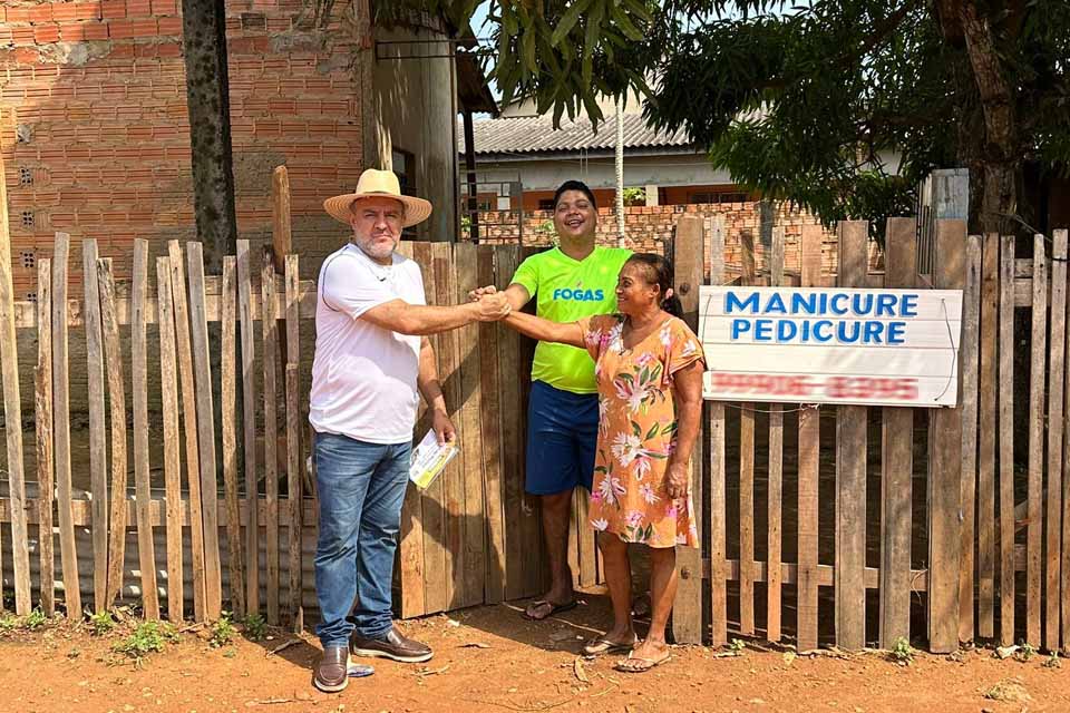 Vereador Fogaça visita o bairro Três Marias e informa população da retomada do programa Tchau Poeira
