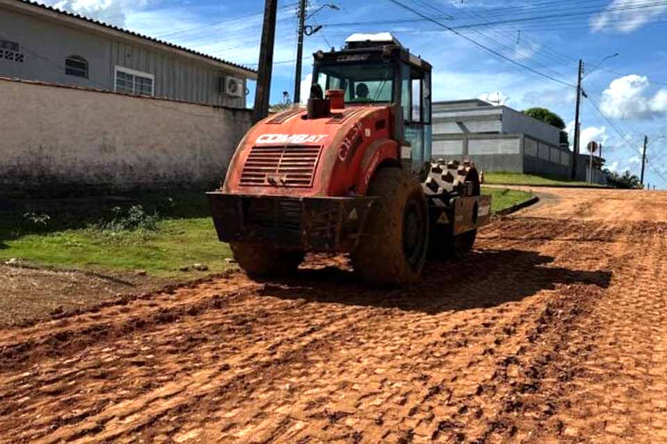 Prefeitura de Jaru trabalha para pavimentar mais três trechos de ruas nos setores 06, 07 e 01