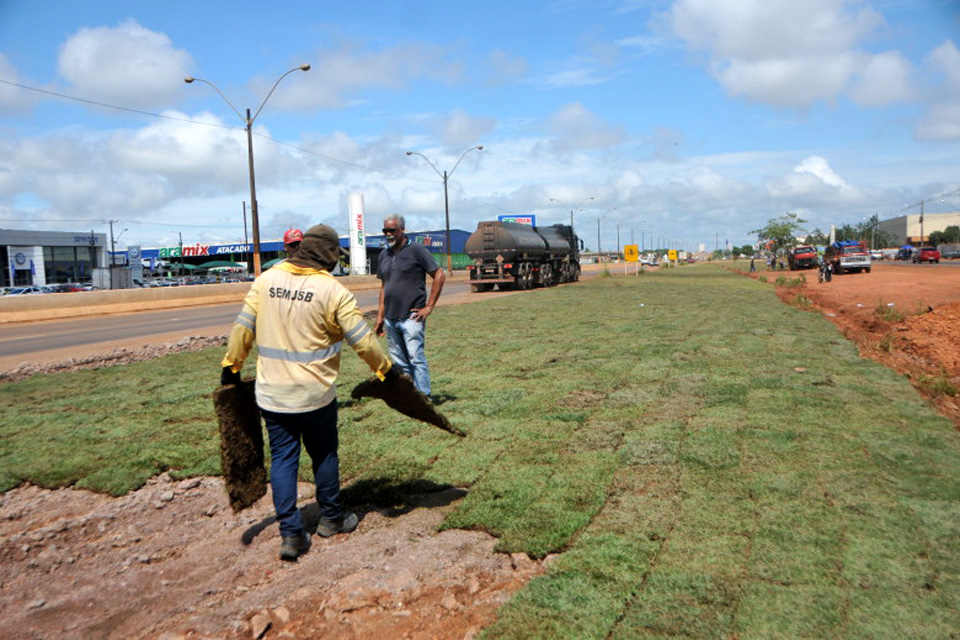 Prefeitura de Porto Velho continua com a plantação de grama na Br-364
