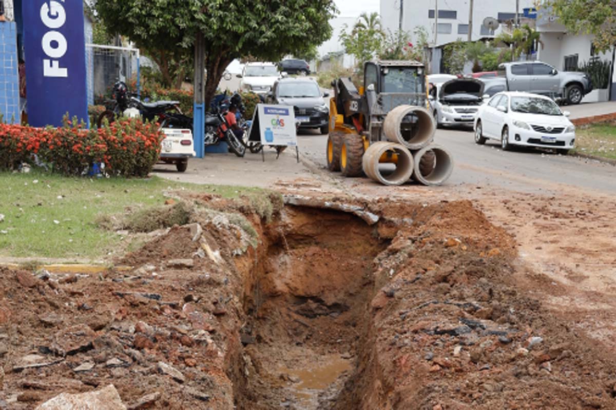 Prefeitua realiza obra de drenagem que eliminará acúmulo de água na Avenida Sete de Setembro