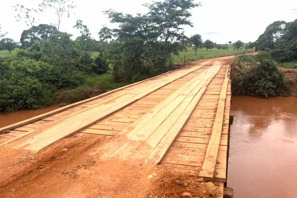 Manutenção em pontes de madeira na RO-490 é intensificada pelo governo em Alto Alegre dos Parecis