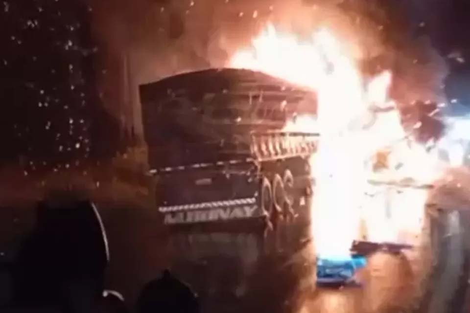 Colisão entre carretas causa morte e incêndio na BR-364