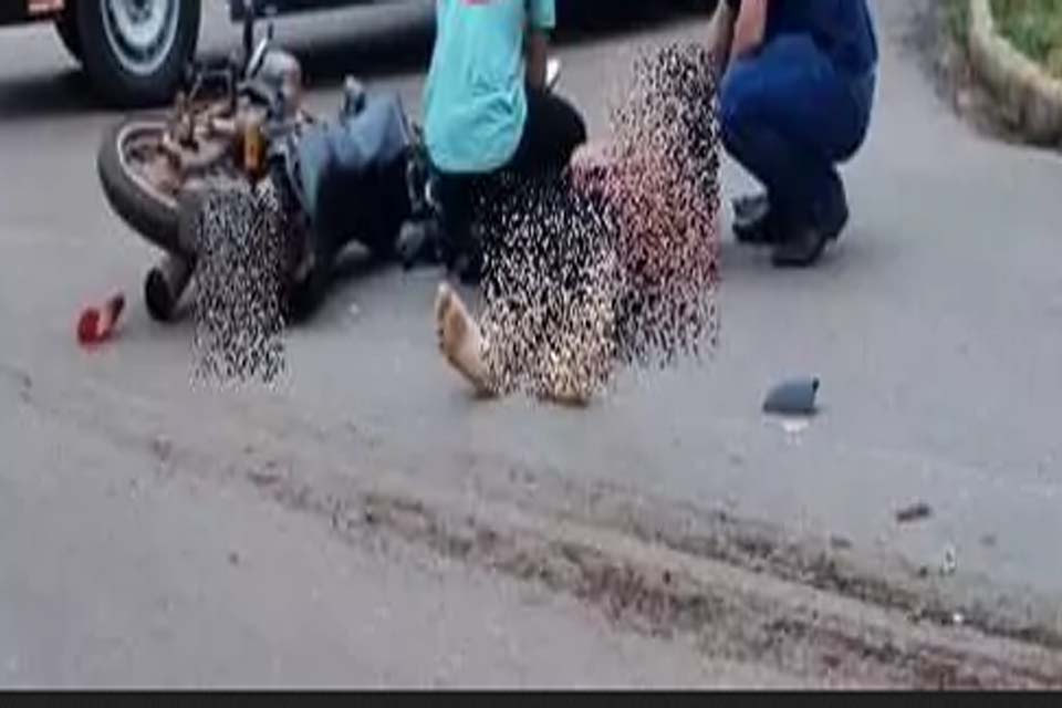 Motociclista é socorrido pelos bombeiros após colisão com ônibus