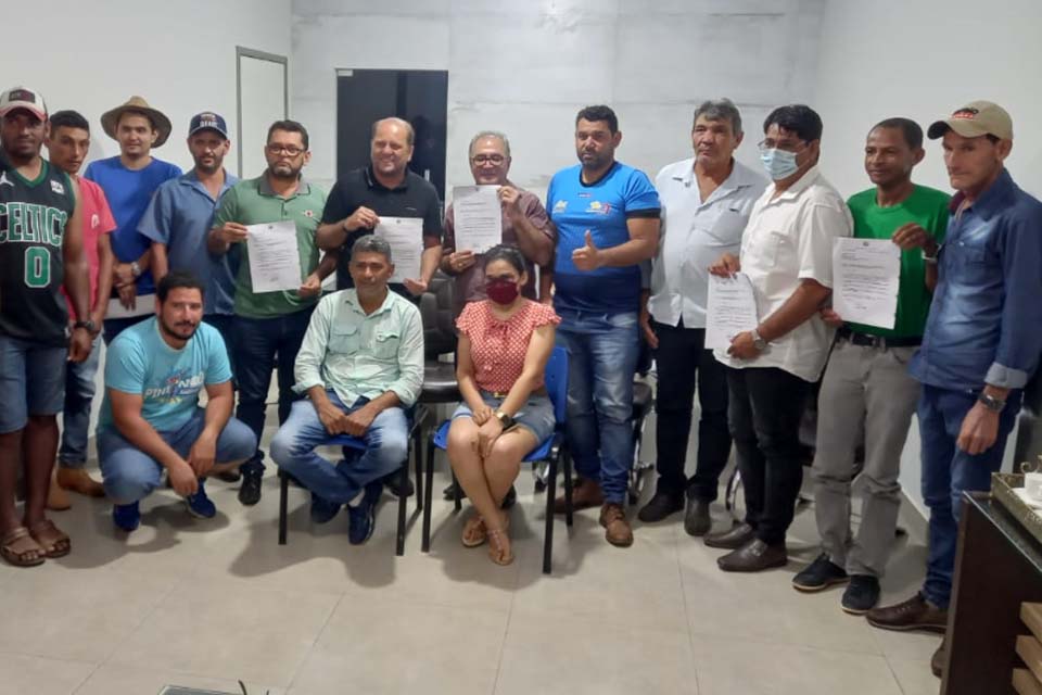 Notas de empenho dos recursos liberados para Nova Brasilândia do Oeste são entregues pelo deputado Cirone Deiró