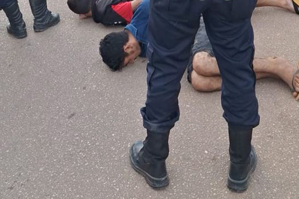 Polícia Militar prende dupla em moto após assalto na zona leste
