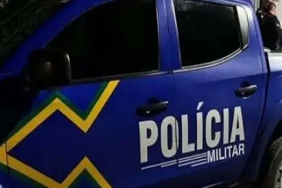 PM usa munição antimotim para parar homem em surto armado com faca 