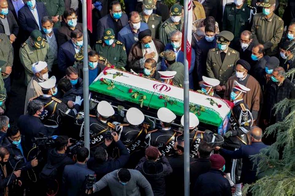 Irã presta homenagem a cientista assassinado e acusa Mossad israelense