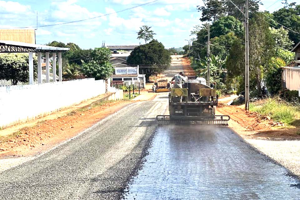 Jaru: Rua 13 de Maio no trecho entre 21 de Abril e Ayrton Senna recebe capa asfáltica