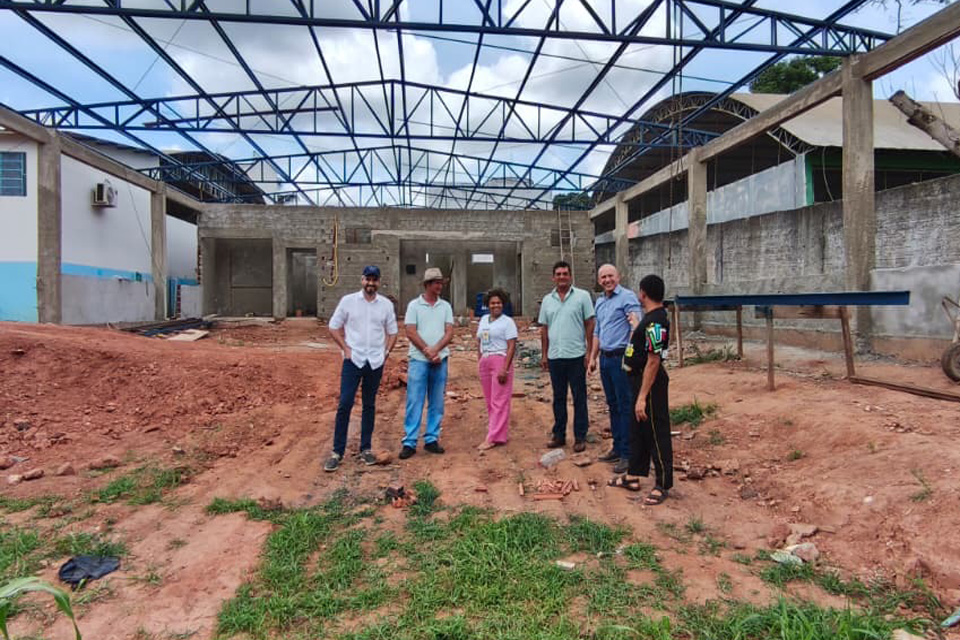Deputado Ezequiel Neiva visita obras da piscina aquecida na Apae de Colorado do Oeste
